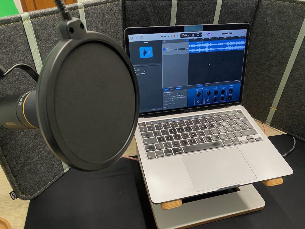 Microfone e Macbook estudio de grvação multimedia 360mix Studio ED